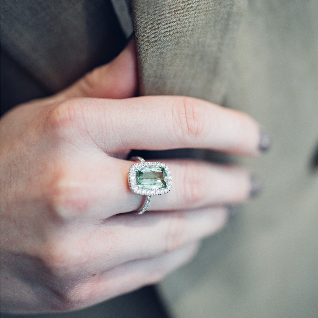Viola ring med diamanter og grøn tourmalin