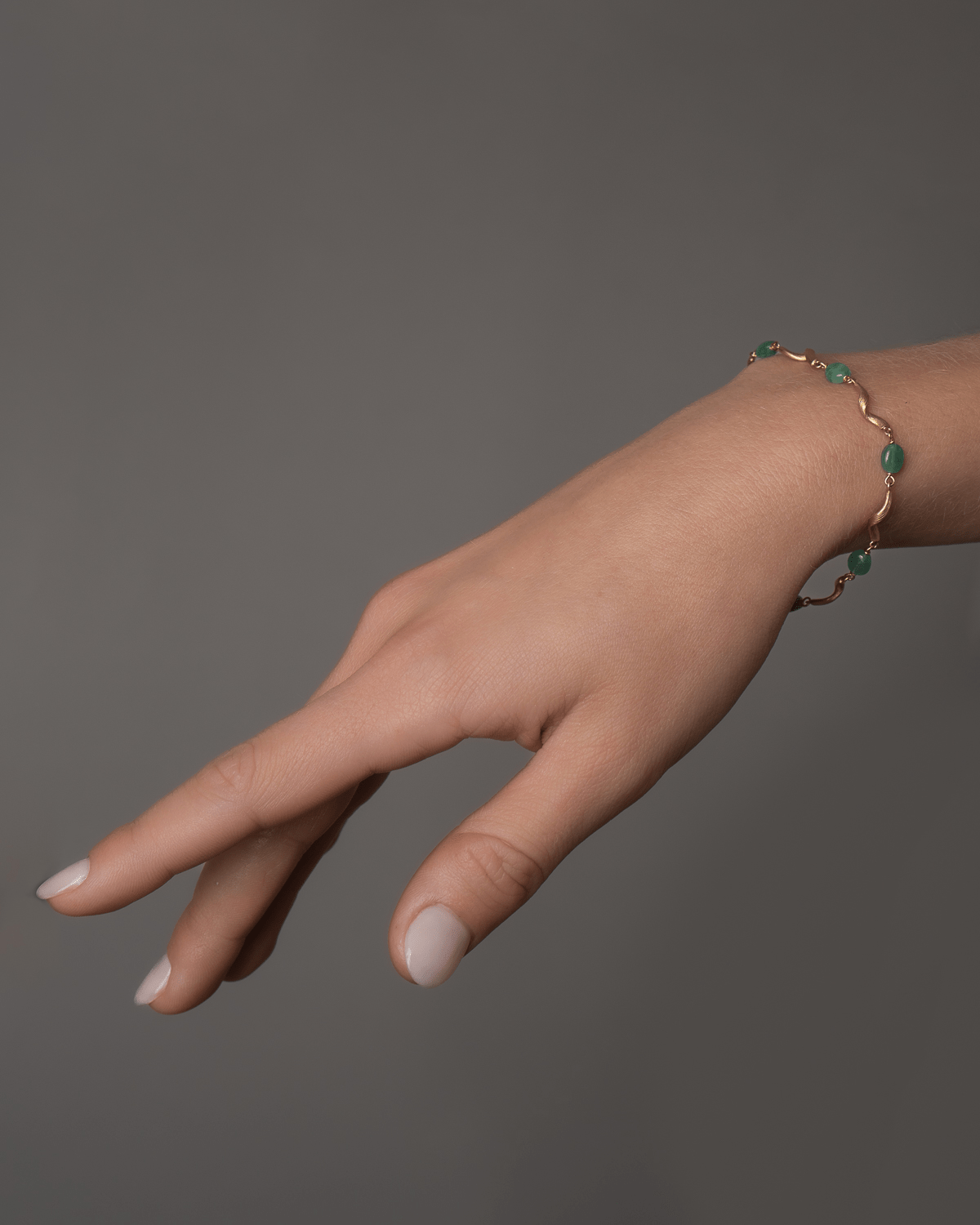 Vega Emerald armbånd med smaragder fra Dulong Fine Jewelry